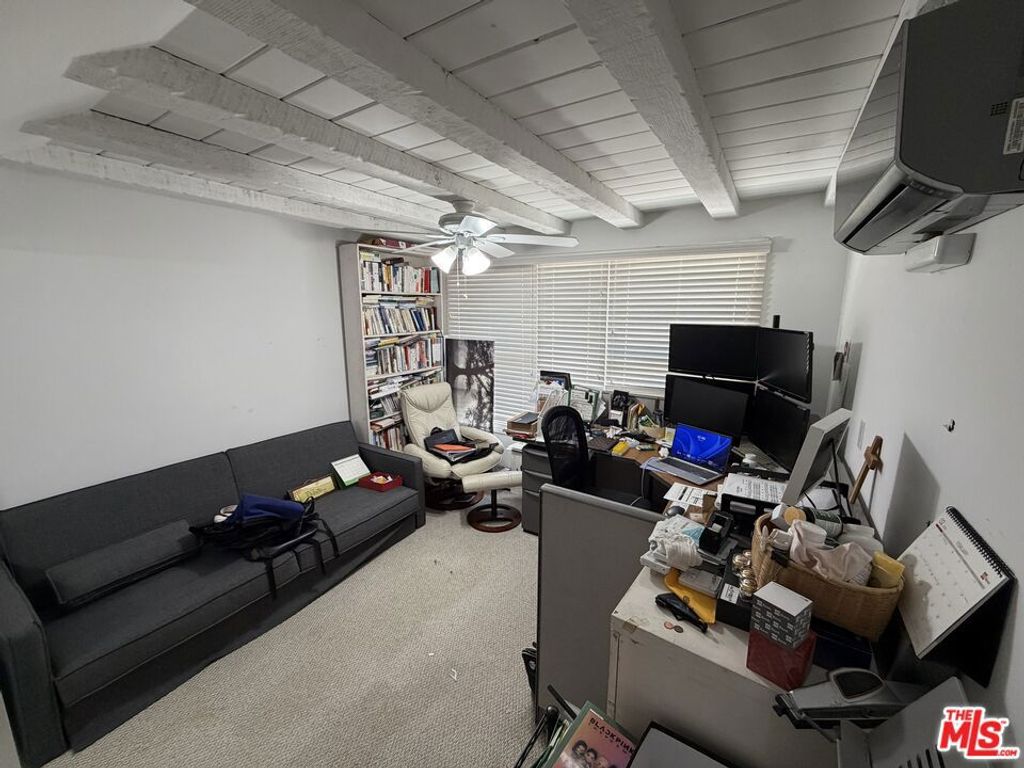 Image 27 of property listing at 3759 Lockerbie Lane, Glendale, CA 91208