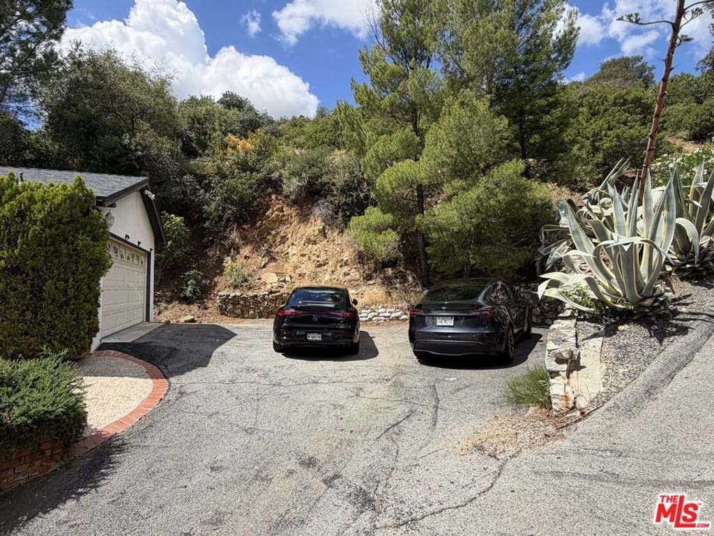 Image 29 of property listing at 3759 Lockerbie Lane, Glendale, CA 91208