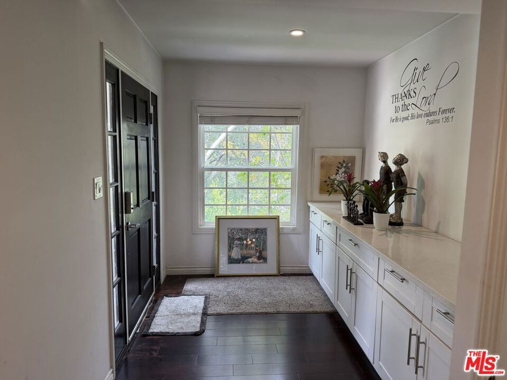 Image 3 of property listing at 3759 Lockerbie Lane, Glendale, CA 91208
