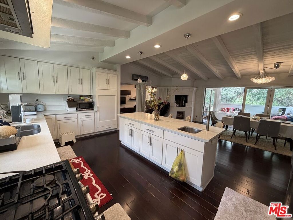 Image 6 of property listing at 3759 Lockerbie Lane, Glendale, CA 91208