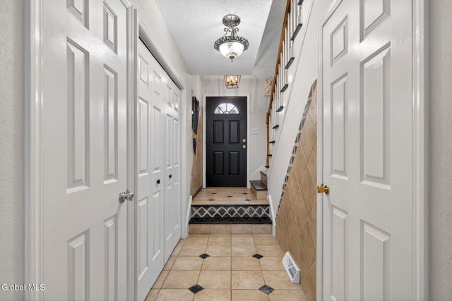 525 Highwood Circle, Guilderland, NY 12203