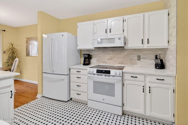 525 Highwood Circle, Guilderland, NY 12203