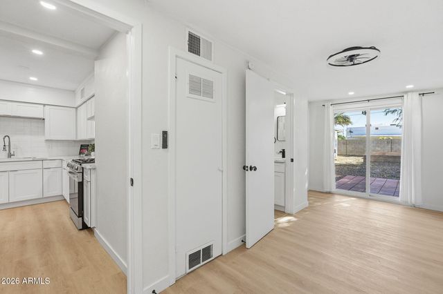 2047 E VIRGINIA Avenue, Phoenix, AZ 85006