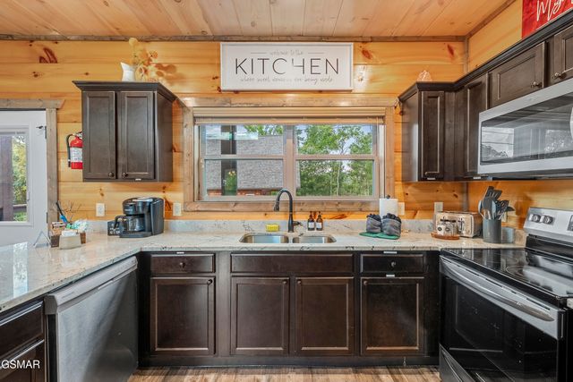 2111 Eagle Feather Drive, Sevierville, TN 37876