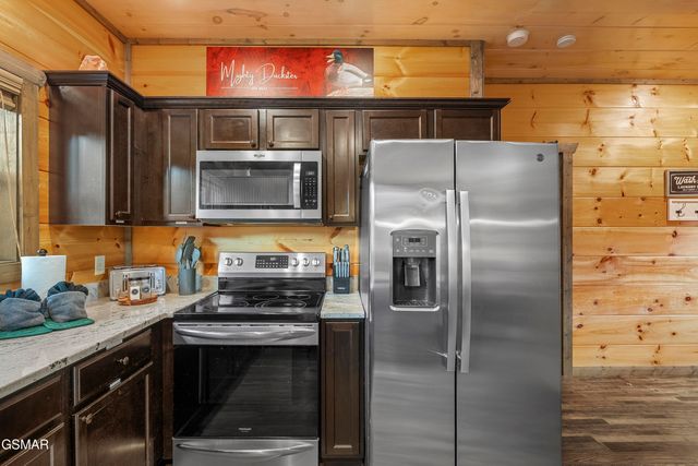 2111 Eagle Feather Drive, Sevierville, TN 37876