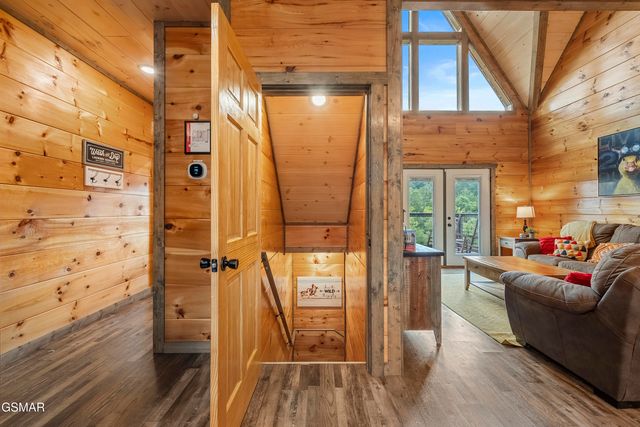 2111 Eagle Feather Drive, Sevierville, TN 37876