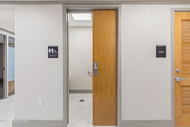 120 Oil Center Drive, Lafayette, LA 70503