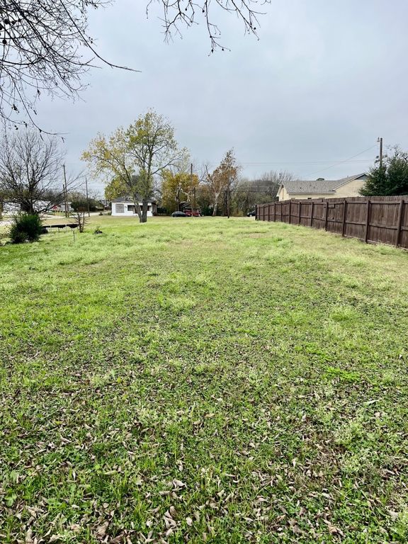 1303 N Shawnee Street, Ennis, TX 75119