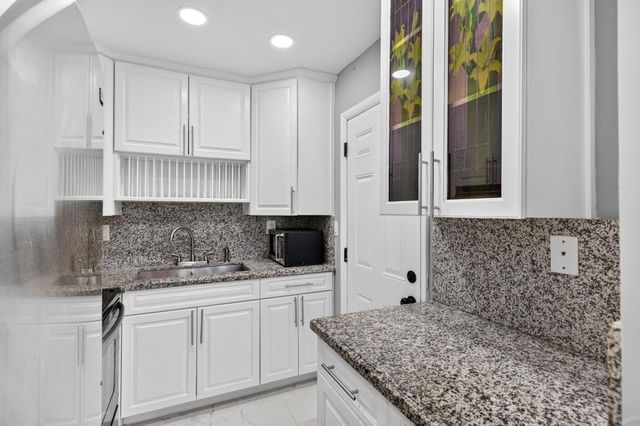3040 NE 16th Avenue 110, Oakland Park, FL 33334