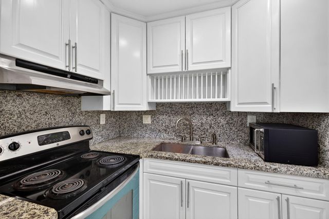3040 NE 16th Avenue 110, Oakland Park, FL 33334
