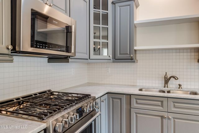 252 Handy Lane, Pass Christian, MS 39571