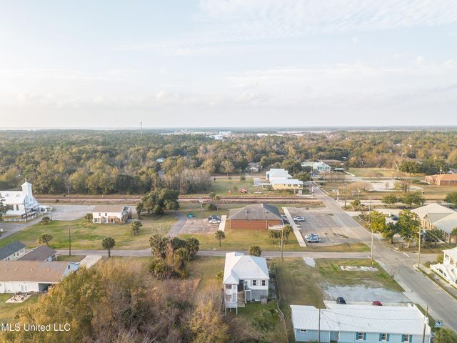 252 Handy Lane, Pass Christian, MS 39571