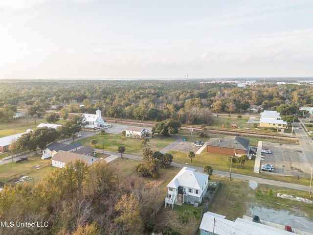 252 Handy Lane, Pass Christian, MS 39571