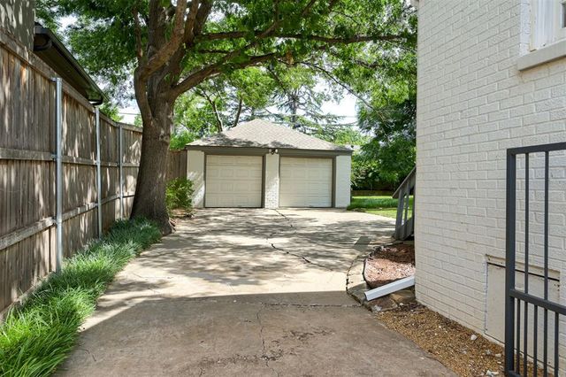 1107 Belford Avenue, Nichols Hills, OK 73116