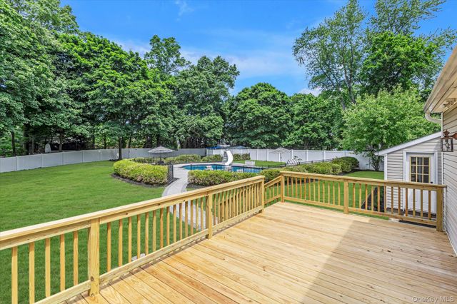 14 Brittany Court, Northport, NY 11768