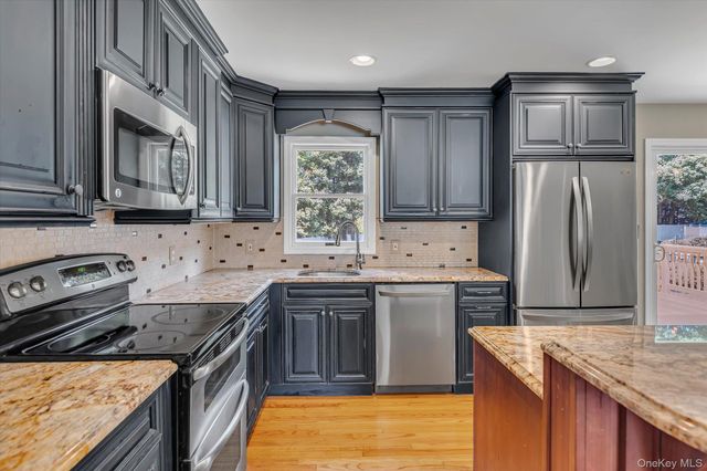 14 Brittany Court, Northport, NY 11768