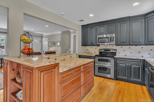 14 Brittany Court, Northport, NY 11768