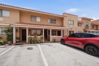 2710 W 60th Place 205, Hialeah, FL 33016