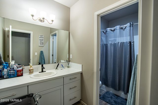 8 S 12th St Lp, Selah, WA 98942