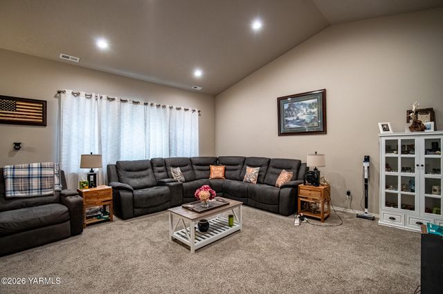 8 S 12th St Lp, Selah, WA 98942