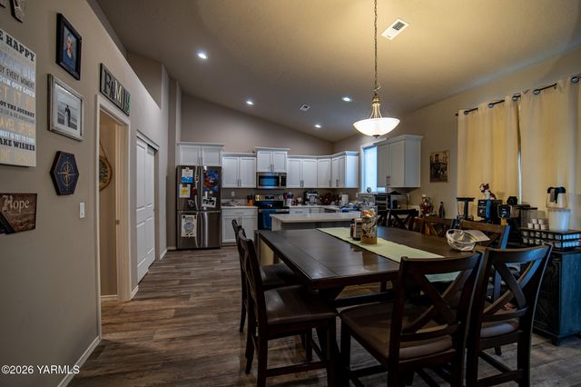 8 S 12th St Lp, Selah, WA 98942