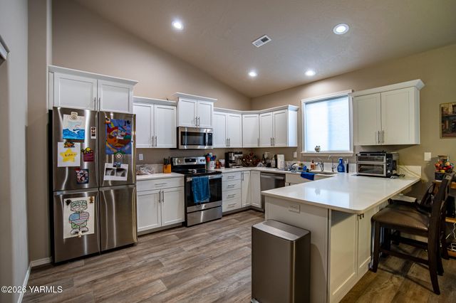 8 S 12th St Lp, Selah, WA 98942