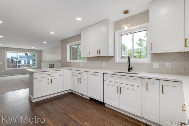 1607 Yorktown Street, Grosse Pointe Woods, MI 48236