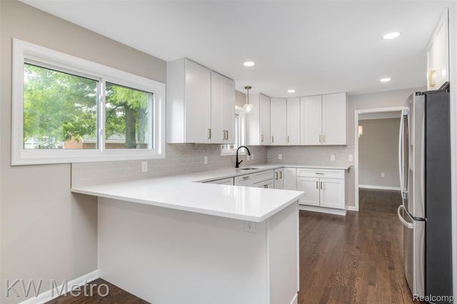 1607 Yorktown Street, Grosse Pointe Woods, MI 48236