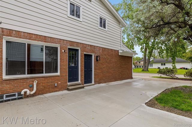 1607 Yorktown Street, Grosse Pointe Woods, MI 48236