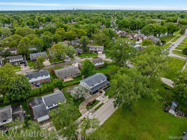 1607 Yorktown Street, Grosse Pointe Woods, MI 48236