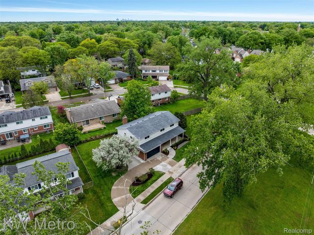 1607 Yorktown Street, Grosse Pointe Woods, MI 48236