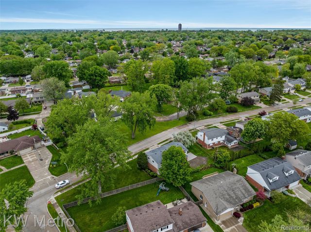 1607 Yorktown Street, Grosse Pointe Woods, MI 48236