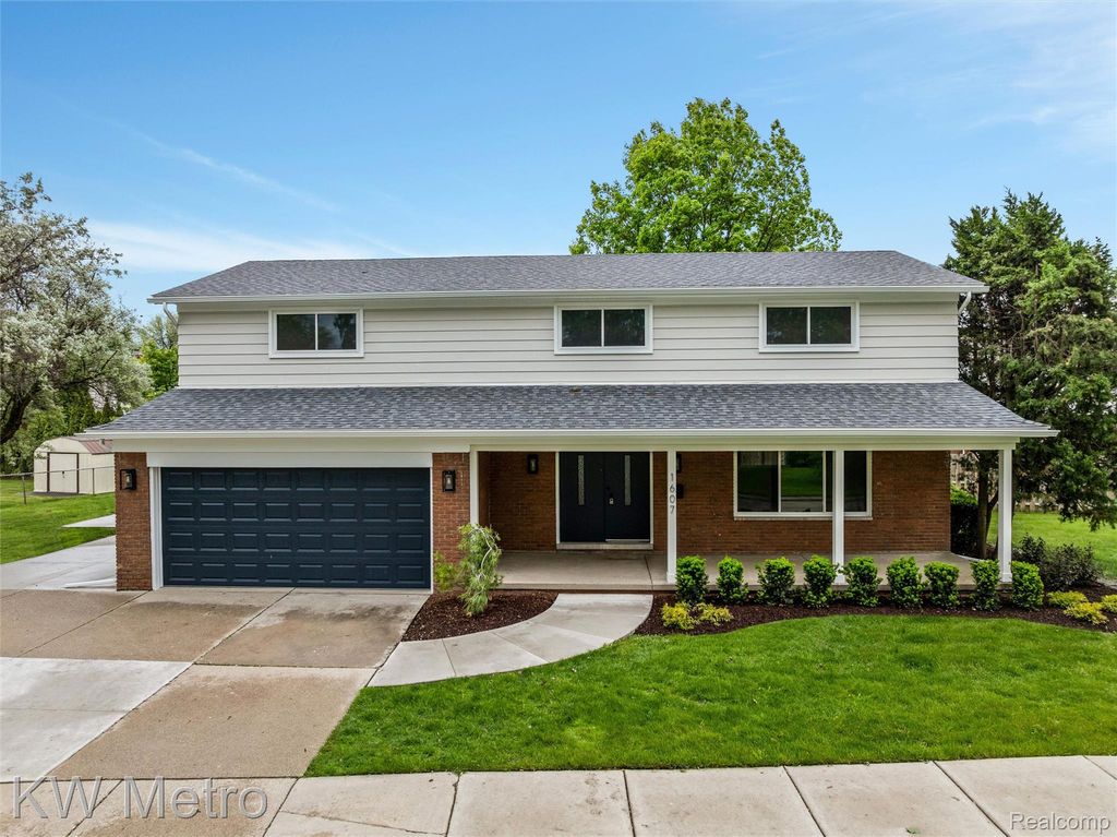 1607 Yorktown Street, Grosse Pointe Woods, MI 48236