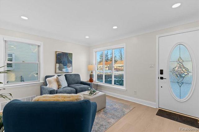 28513 Barton Street, Garden City, MI 48135