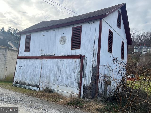 8 WATER ST, Glen Rock, PA 17327