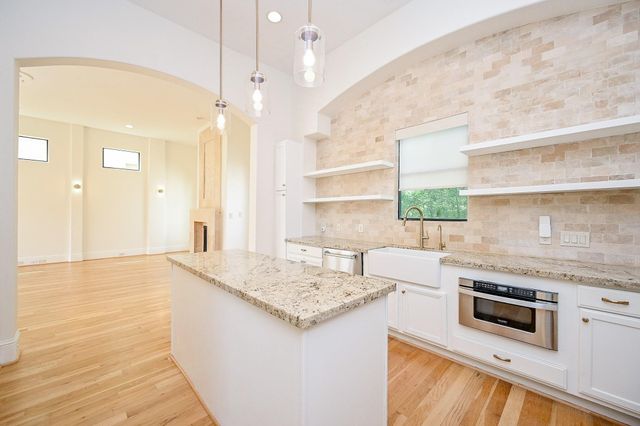 1825 W 24th Street, Houston, TX 77008