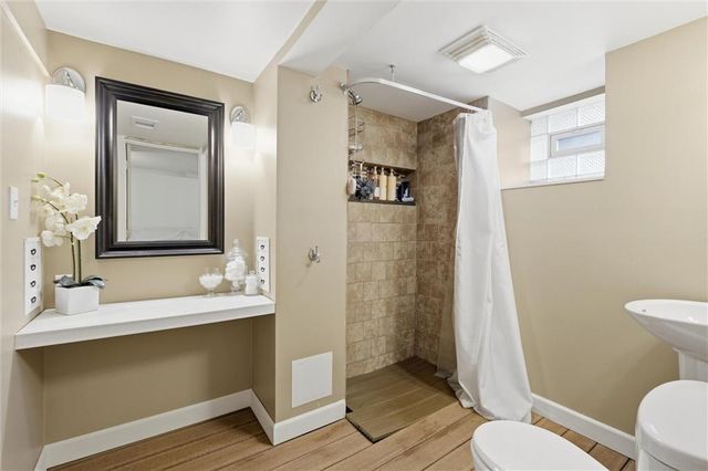 5827 Holmes Street, Kansas City, MO 64110