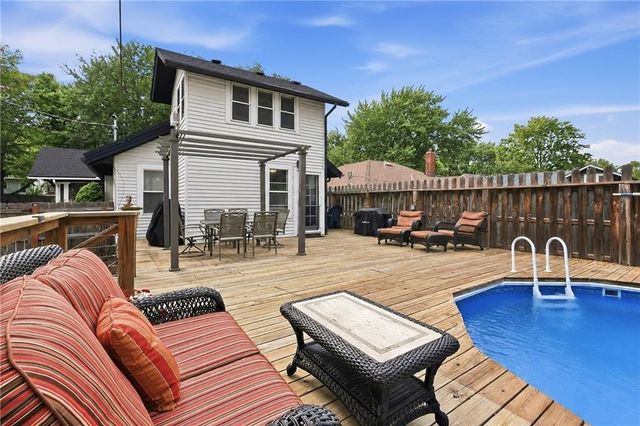 5827 Holmes Street, Kansas City, MO 64110
