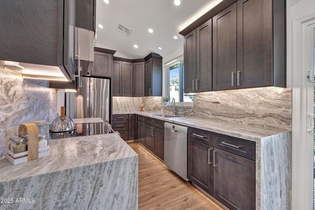 1362 E WICKIEUP Lane, Phoenix, AZ 85024