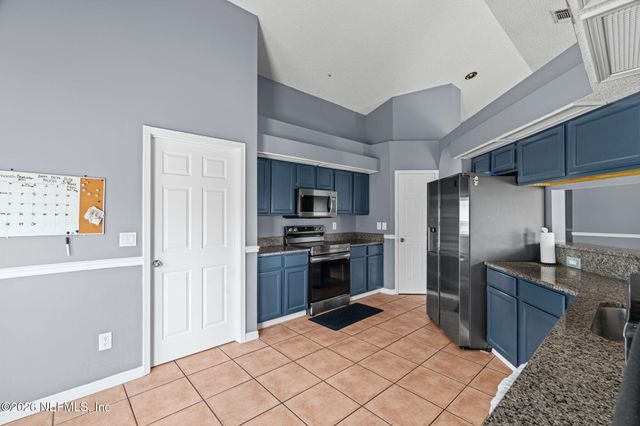 8459 COUNTRY BEND Circle E, Jacksonville, FL 32244