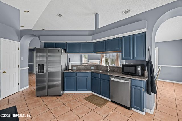 8459 COUNTRY BEND Circle E, Jacksonville, FL 32244