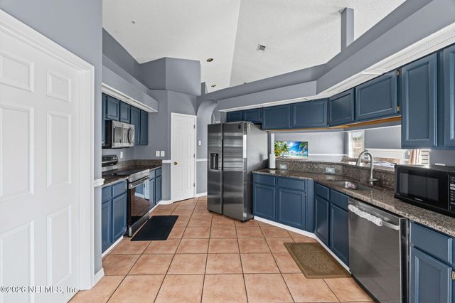 8459 COUNTRY BEND Circle E, Jacksonville, FL 32244
