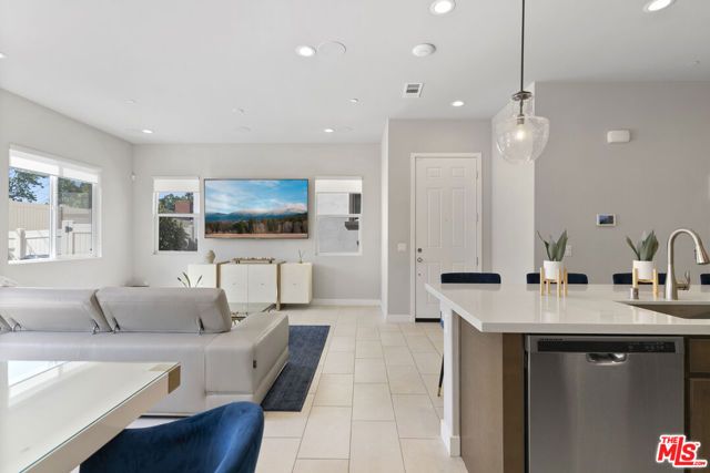 551 Daniel Freeman Circle, Inglewood, CA 90301