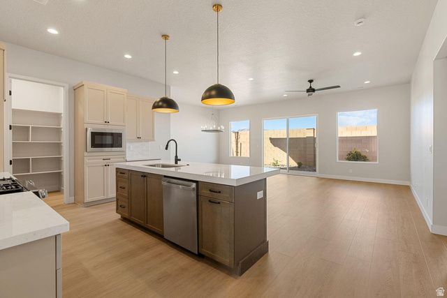 2405 PATRICIA DR, Santa Clara, UT 84765