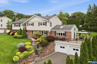 17 Kiowa Terrace, Oakland, NJ 07436