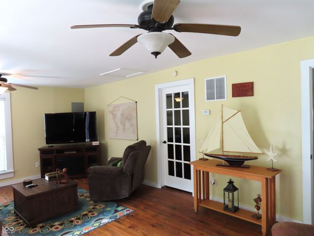 1586 W Railroad Street, New Castle, IN 47362