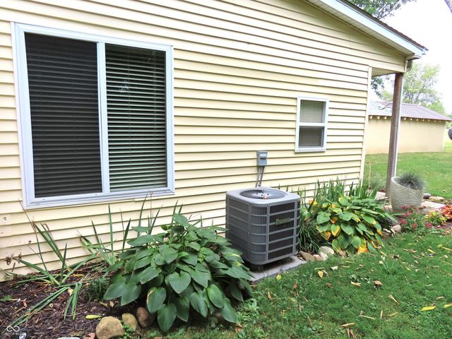 1586 W Railroad Street, New Castle, IN 47362