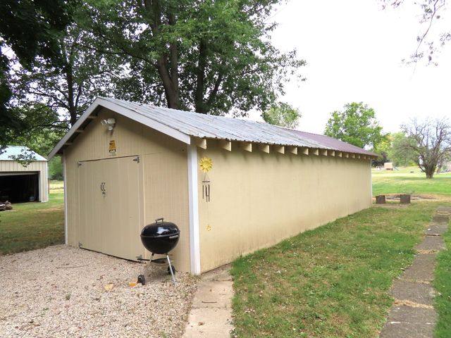 1586 W Railroad Street, New Castle, IN 47362