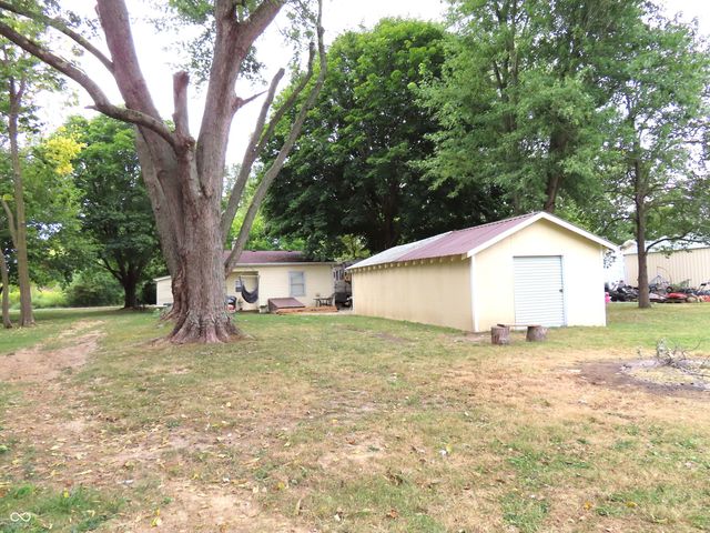 1586 W Railroad Street, New Castle, IN 47362