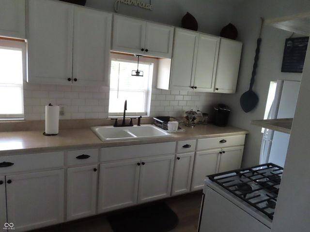 1586 W Railroad Street, New Castle, IN 47362